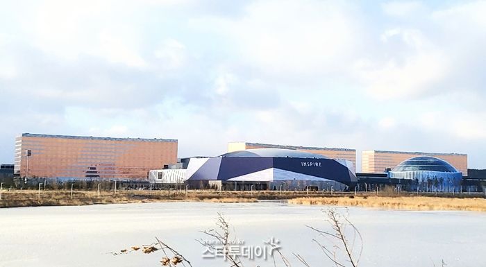 인천 영종도에 위치한 ‘인스파이어 아레나’(가운데) 전경. 영종도=지승훈 기자