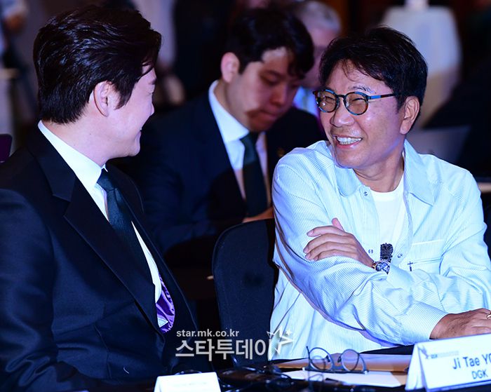 배우 유지태(왼쪽)와 이수만 SM 설립자. <강영국 기자>