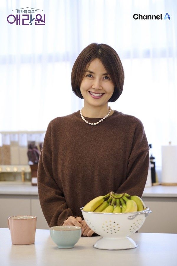 데뷔 시절과 변함없는 미모와 건강을 유지 중인 신애라는 식단 관리 비법 뿐 아니라 동안 비결 등 직접 경험한 테라피 비법들을 선보일 예정이다.