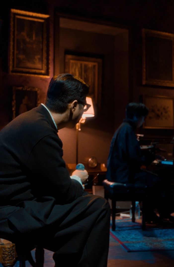 가수 정준일(왼쪽)의 보컬과 피아니스트 권영찬(뒷쪽)의 연주로만 진행된 공연 ‘피아노 겨울 90분’. 사진ㅣOOAS