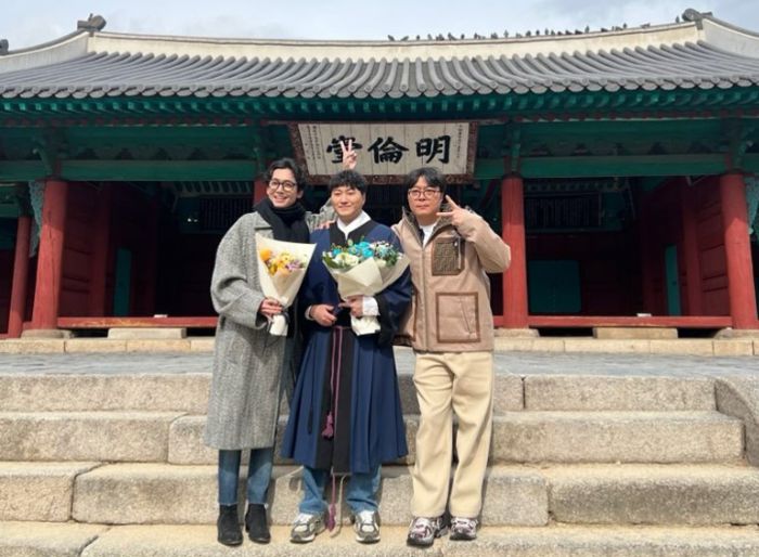 김대명 졸업을 축하한 정경호(왼쪽)-신원호 PD. 사진|김대명 SNS