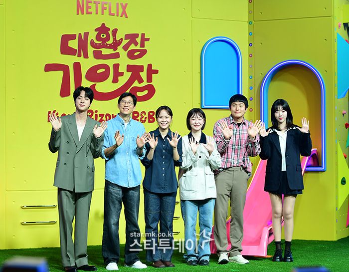 그룹 방탄소년단 진(왼쪽부터), 정효민 PD, 이소민 PD, 황윤서 PD, 기안84, 지예은. 사진|강영국 기자