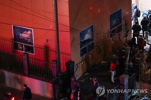 서부지법 난동 사태 당시 창문 부수는 윤석열 전 대통령 지지자들. 사진ㅣ연합뉴스