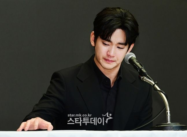 김수현이 故김새론과 둘러싼 의혹들에 대해 기자회견을 통해 해명하고 있다. 사진ㅣ스타투데이DB
