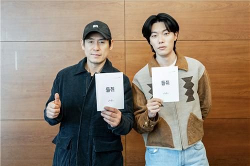 류준열과 설경구가 넷플릭스(Netflix) 새 시리즈 ‘들쥐’에서 뭉친다.