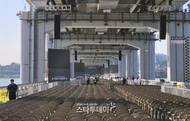 세븐틴이 잠수교에서 K팝 아티스트  최초 무대를 꾸몄으며 공연에 약 6천여 좌석이 말련됐다. 사진ㅣ지승훈 기자