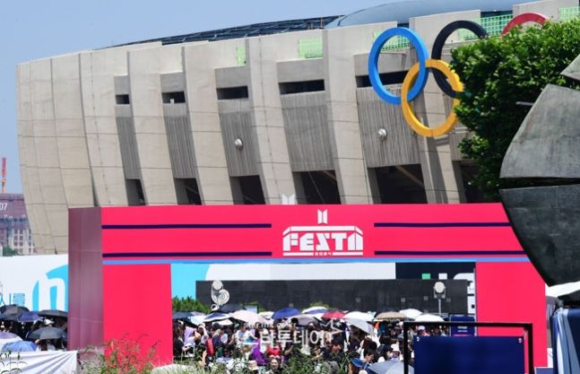 ‘BTS 페스타’가 지난해 잠실종합운동장 일대에서 열렸다. 사진ㅣ스타투데이DB