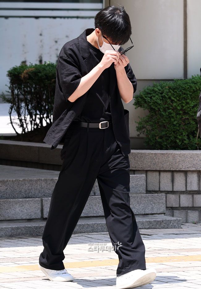 특수준강간 혐의로 불구속 기소된 그룹 NCT 출신 태일이 서울중앙지방법원에 출석했다. 사진ㅣ스타투데이DB