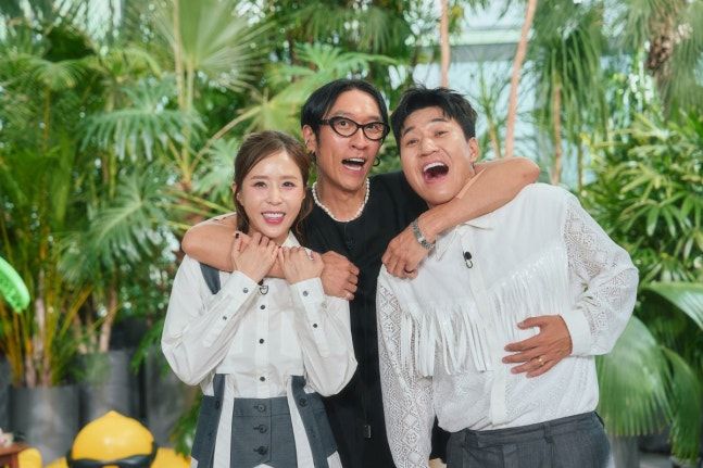 코요태 세 멤버가 함께 출연해 25년간의 활동 여정과 팀워크에 대한 속내를 털어놓는다.