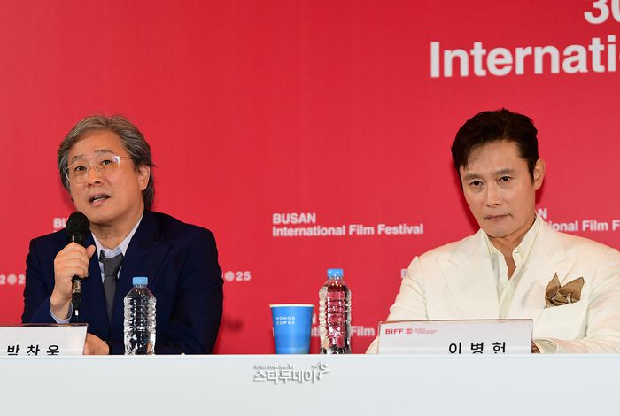 박찬욱 감독(왼쪽)과 배우 이병헌. <강영국 기자>
