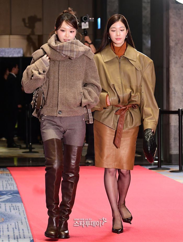 그룹 르세라핌 김채원(왼쪽)과 카즈하. <강영국 기자>