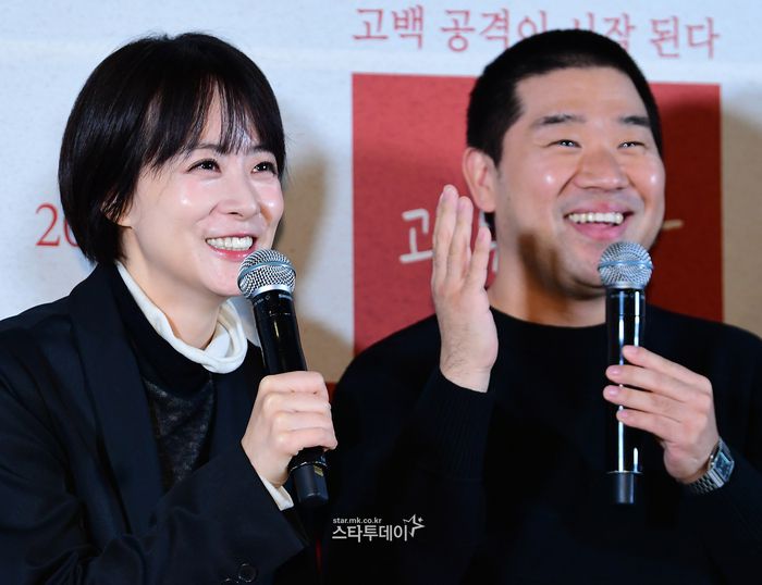 배우 겸 감독 류현경(왼쪽)과 배우 김충길. <강영국 기자>