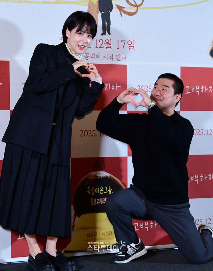 배우 겸 감독 류현경(왼쪽)과 배우 김충길. <강영국 기자>