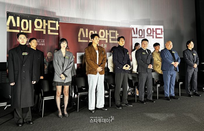 영화 ‘신의 악단’ 출연진과 감독. <강영국 기자>