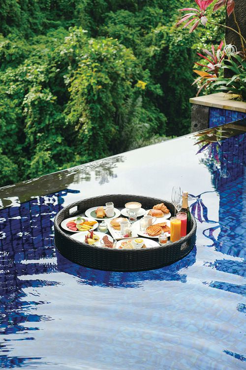 웰니스는 강력한 미식 체험에서도 비롯된다. 바이스로이 발리의 프라이빗 정글 뷰 인피니티 풀에서 즐기는 플로팅 조식.