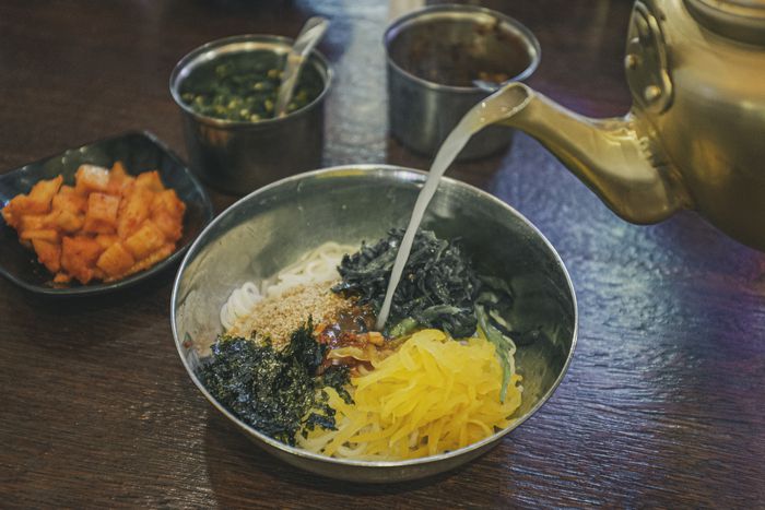 공항 가는 길에 위치한 대동할매국수