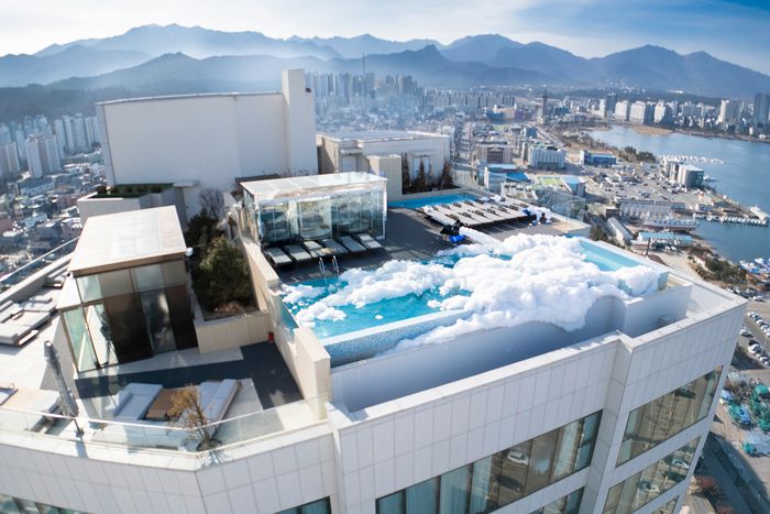 스카이21루프톱 인피니티풀은 주말과 공휴일에 5, 7, 9시 3번 운영되며 20시 이후에는 17세이상만 이용 가능하다(변동 가능).