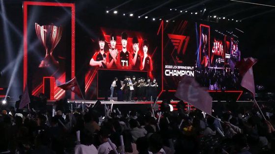 우승을 차지한 T1.<사진=LCK 방송중계 캡처>