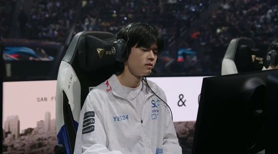 ‘데프트’ 김혁규 선수는 이날 우승으로 데뷔 10년만에 세계 최정상 자리에 오르는 기쁨을 안았다.[사진출처=방송 중계 캡처]