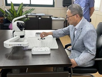NHN이 진천군에 기증한 AI 돌봄로봇 ‘바둑이’를 한 어르신이 사용하고 있는 모습.