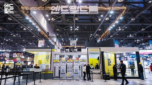 ‘명일방주: 엔드필드’ AGF 2025 부스 전경 킨텍스 제1전시장 A02에 마련된 ‘명일방주: 엔드필드’ 부스는 게임 속 공간에 들어선 듯한 몰입감을 선사할 수 있도록 구성됐다.