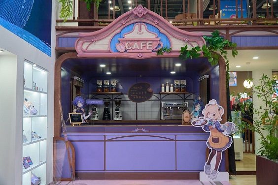 ‘크레센트’ 세계관 속 주인공 ‘파인더’가 특무대 프랜시스를 이끌고 우주를 여행하는 정찰선 ‘만타리온’ 내부 카페를 모티브로 구현해 방문객들에게 게임 속 우주선 카페에 들어간 듯한 색다른 경험을 제공한다.