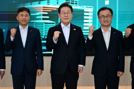 이재명 더불어민주당 대선 후보와 곽노정 SK하이닉스 대표이사 사장(왼쪽), 송현종 SK하이닉스 코퍼레이트 사장(오른쪽)이 28일 오후 경기도 이천시 SK하이닉스 이천캠퍼스에서 'K-반도체' AI메모리반도체 기업 간담회에 앞서 기념촬영을 하고 있다.