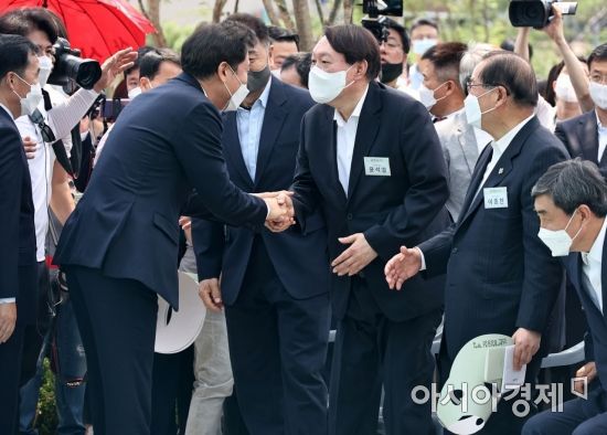 윤석열 전 검찰총장이 9일 서울 중구 남산예장공원 개장식 겸 이회영기념관 개장식에 참석, 오세훈 서울시장과 인사를 나누고 있다./윤동주 기자 doso7@