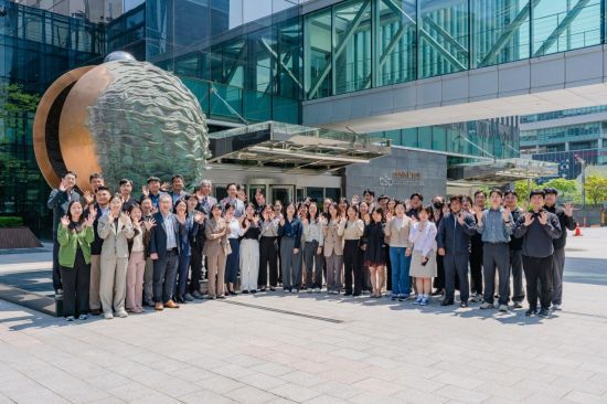 부산과학기술고등교육진흥원이 산업통상부장관 기관 표창을 받고 기념촬영하고 있다. BISTEP 제공