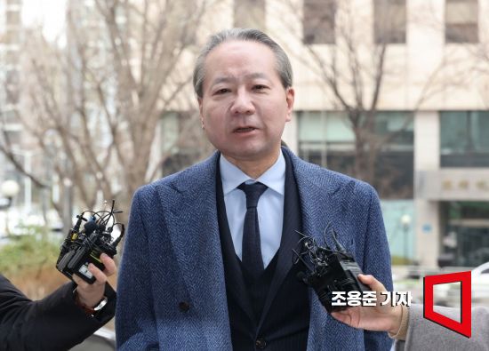 대한의사협회(의협) 전현직 간부들의 전공의 집단사직 공모 의혹을 수사하는 경찰이 첫 소환조사를 시작한 6일 주수호 의협 비상대책위원회 언론홍보위원장이 서울 마포구 서울경찰청 공공범죄수사대에 출석하며 입장을 밝히고 있다. 사진=조용준 기자 jun21@