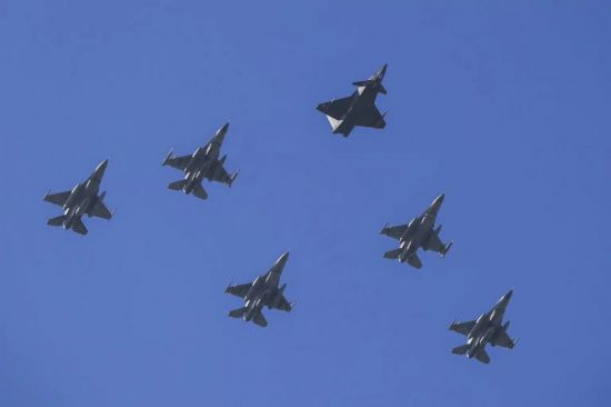 튀르키예 F-16 전투기와 함께 편대 비행 중인 '바이락타르 키질렐마' 무인기(드론)의 모습. 바이카르사 홈페이지