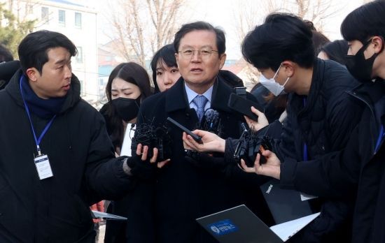 윤석열 대통령의 법률대리인단인 윤갑근 변호사가 21일 오후 서울 종로구 헌법재판소 심판정에서 열린 윤석열 대통령 탄핵 심판 3차 변론기일에 참석하며 기자들의 질문에 답하고 있다. ＜2025.1.21 사진공동취재단＞