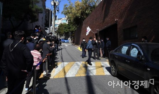 횡령과 뇌물수수 혐의 등으로 기소된 이명박 전 대통령이 대법원에서 징역 17년을 확정받은 29일 서울 강남구 논현동 자택 앞에 취재진이 모여있다./김현민 기자 kimhyun81@