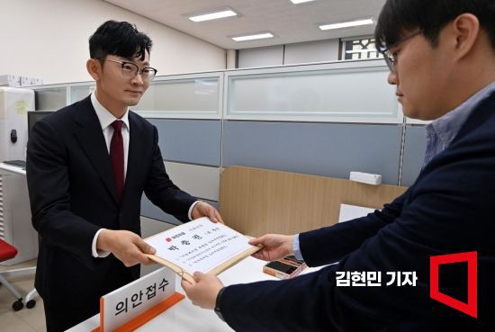 22대 국회 임기 첫 날인 30일 국회 의안과에서 박충권 국민의힘 의원이 법안을 제출하고 있다. 사진=김현민 기자 kimhyun81@