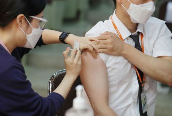 지난달 29일 청주시 서원구 충북대병원에서 의료진이 코로나19 백신을 접종받고 있다. / 사진=연합뉴스