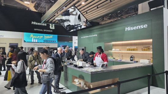 6일(현지시간) 세계 최대 전자·정보기술 전시회 CES 2026이 열리고 있는 미국 라스베이거스 컨벤션센터에서 하이센스 전시관이 관람객들로 붐비고 있다. 박소연 기자