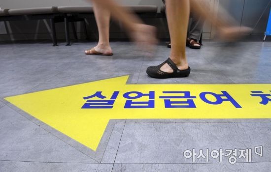 12일 서울 마포구 서울서부고용복지플러스센터에 구직자들의 발길이 이어지고 있다. 이날 통계청이 발표한 '7월 고용동향'에 따르면 지난달 취업자 수는 2천710만6천명으로, 1년 전보다 27만7천명 감소했다. 5개월 연속 감소세로 글로벌 금융위기 여파가 남아 있던 2009년 1∼8월에 8개월 연속 감소한 이후 11년만이다./김현민 기자 kimhyun81@