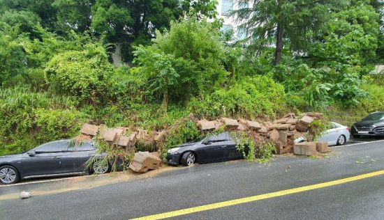 29일 오전 광주광역시 동구 조선대학교 인근 축대가 무너져 내려 자동차 3대가 파손됐다. 전날부터 조선대학교 인근에는 136㎜의 집중호우가 내렸다.