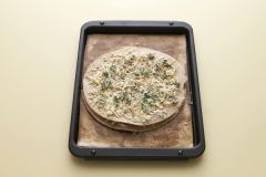 3. 고르곤졸라 치즈를 작게 잘라 피자 치즈에 얹은 다음 200℃의 오븐에서 10분 정도 구워 꿀을 곁들인다.