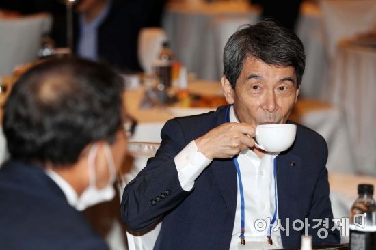 이동걸 KDB산업은행 회장이 7일 서울 종로구 포시즌스호텔에서 열린 '제9회 정보보호의 날 기념 금융회사 최고경영자 초청 세미나'에서 차를 마시고 있다. /문호남 기자 munonam@