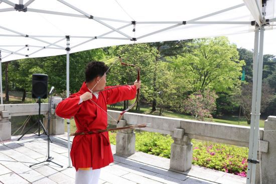 활을 쏘는 모습