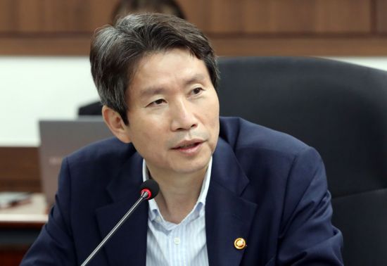 이인영 통일부 장관이 31일 정부서울청사에서 열린 대북협력민간단체협의회 임원들과 면담 자리에서 인사말을 하고 있다. <사진=연합뉴스>