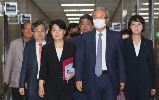 미래통합당 소속 김종인 비상대책위원장(오른쪽 두번째), 윤희숙 위원장(왼쪽 세번째) 등 경제혁신특위원들이 지난 6월 국회에서 열린 1차회의에 입장하고 있다. [이미지출처=연합뉴스]