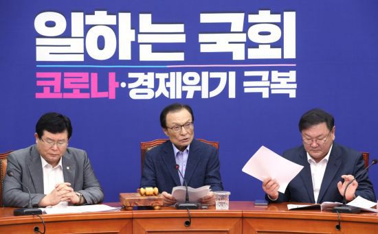 이해찬 더불어민주당 대표(가운데)가 3일 오전 서울 여의도 국회에서 열린 최고위원회의에서 발언하고 있다. [이미지출처=연합뉴스]