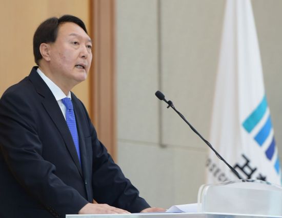 윤석열 검찰총장이 3일 서울 서초구 대검찰청에서 열린 신임검사 신고식에서 발언하고 있다/사진=연합뉴스