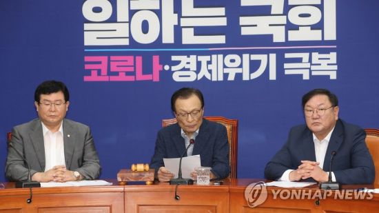 이해찬 더불어민주당 대표가 5일 서울 국회에서 열린 최고위원회의에서 발언하고 있다. 왼쪽은 설훈 최고위원. / 사진=연합뉴스