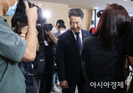 박능후 보건복지부 장관이 6일 정부서울청사 브리핑룸에서 의료계 집단휴진 추진 관련 담화문을 발표한 뒤 퇴장하고 있다. /문호남 기자 munonam@