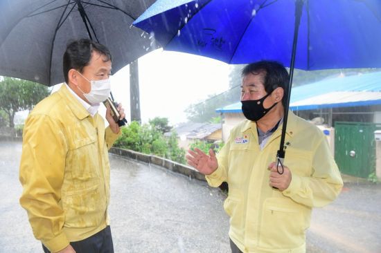 김충섭 김천시장이 7일 집중호우에 따른 피해 현장을 점검하고 있는 모습.