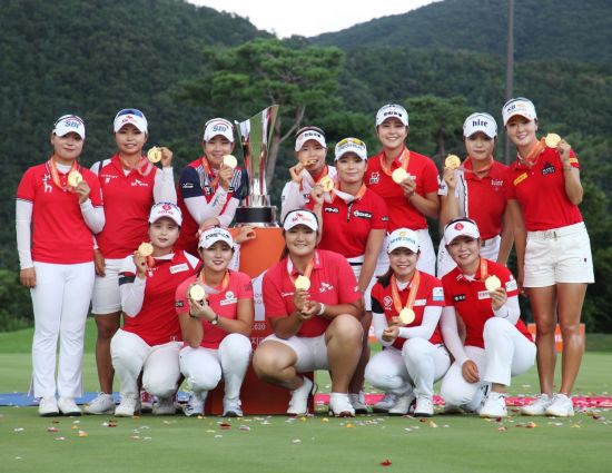 '팀 KLPGA'가 오렌지라이프 챔피언스트로피 우승 직후 기념 촬영을 하고 있다.