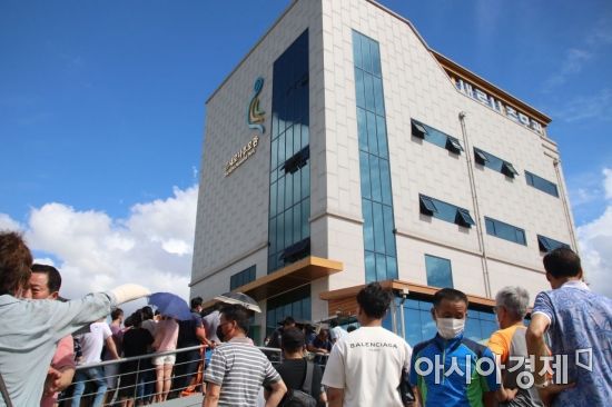 지난 7일부터 이어진 비로 침수된 광주광역시 한 사설 추모관 앞에 유가족들이 모여 있다.